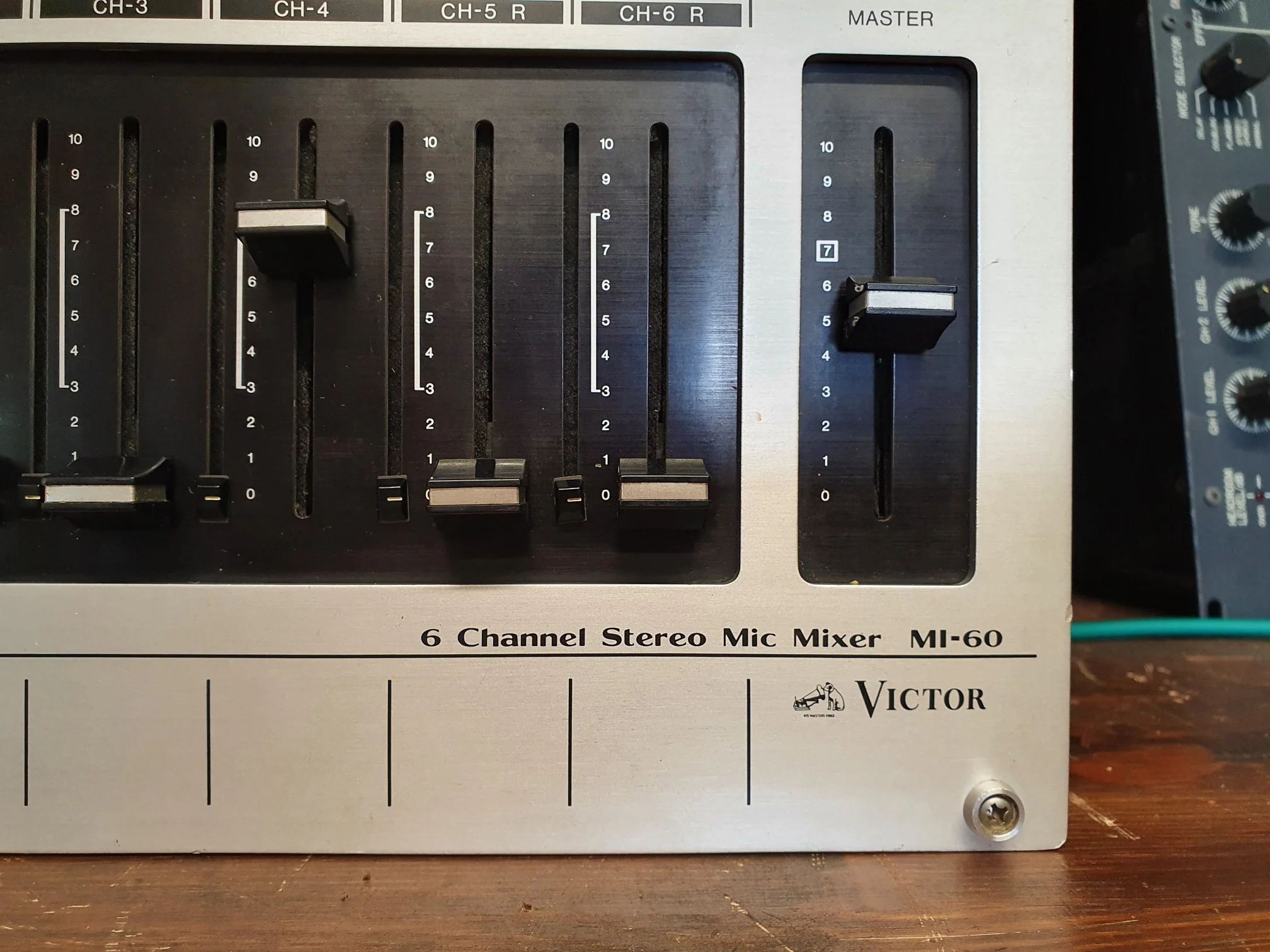 Victor MI-60 Stereo 6-Channel Mic Mixer - Image 5